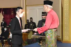 39岁李宗伟获封“新爵位”，娇妻韵味十足，一家4口住皇宫附近图片