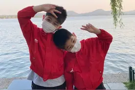 胡可晒俩儿子近照，小鱼儿越长越帅身高直逼哥哥，兄弟俩更像了图片