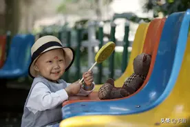 女童三岁生日在ICU度过，父母在门外点上生日蜡烛，哭着许下心愿图片