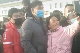 大衣哥与女乡亲贴身搂肩拍照，姿势亲密遭批不妥，全程配合不避嫌图片