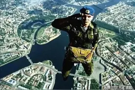 17张照片：拥抱黑人警察的白人小孩，害怕被认成日本人的美国华裔图片