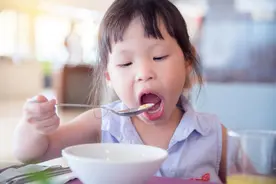 宝宝出现这几种迹象，说明已经积食了图片