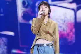 窦靖童挺有个性，穿露腰装不算啥，牛仔裤开条缝用夹子固定才大胆图片