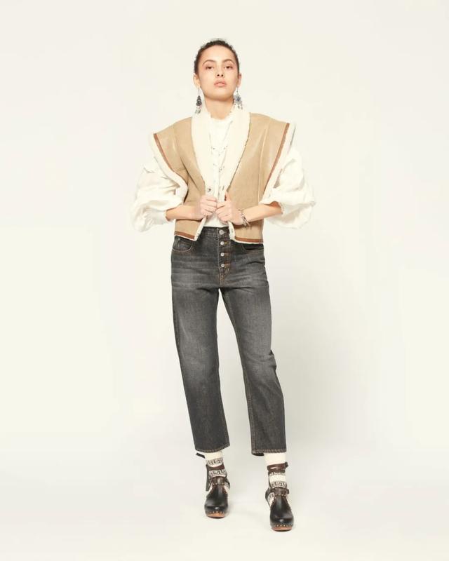 女明星秋季撞衫的第一件单品，我再也不说它鸡肋了