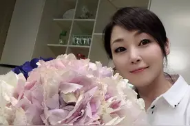 长腿女神万绮雯做网红，直播带货8小时不间断，网友评论太拼命图片