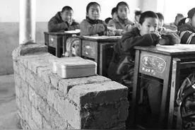 冬天取暖屋里烧地炉子，取代铁炉子是一大进步图片