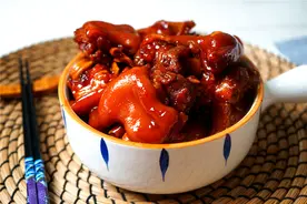 猪蹄炖到脱骨烂，我只用45分钟，看步骤毫不夸张，好吃有窍门图片