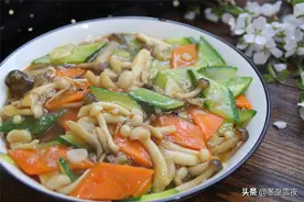 花了3块钱买了2盒蘑菇，这样搭配炒一炒，好吃下饭，给肉都不换图片