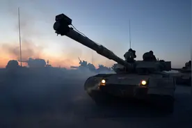 满广志旅再度败给铁锤子团！朱日和实兵对抗开演，红军旗开得胜图片