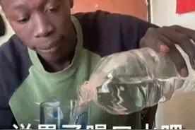 表情包：说累了喝口水吧图片
