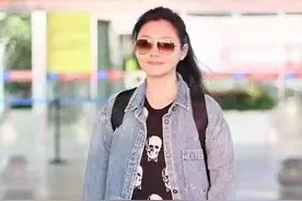 大S罕见走机场，穿破洞牛仔外套老旧又“土气”，腰身圆润似大妈图片