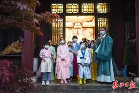 话中秋习俗、讲月亮的秘密，一群小学生在中华奇石馆上了堂生动的文化课图片