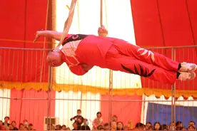 大叔表演高难度绝活挣钱，一天演出7场，月赚1万寄回家8千图片