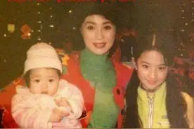 “甩掉”刘亦菲后，陈金飞的干爹帽子戴在了杨采钰头上图片