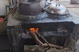 广西60岁老奶奶用柴火煮米粉，4元1碗火了35年，上过中央电视台图片