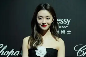 新谋女郎刘浩存线下活动首秀，一身香奈儿显高段位，美人痣好抢镜图片