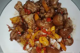 猪尾巴卤熟后，再用蒜头双椒爆炒，实在太香太好吃了！图片