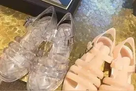 香奈儿新款凉鞋，售价高达5千多，看清样式：中国大妈忍不住笑了图片