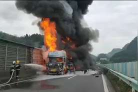 兰海高速路上货车自燃 一车冰箱全报废图片