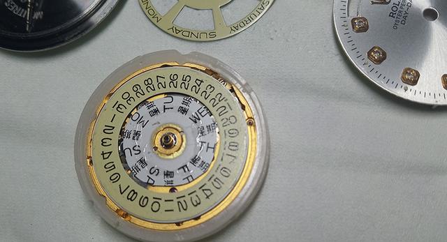 用简单工具开启手表后盖并进行维修