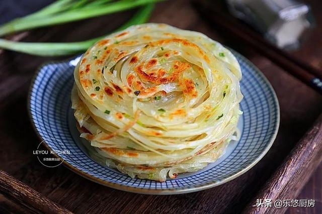 几个剩饺子皮，一把葱花，简单几步，烙一锅丝丝分明的饼