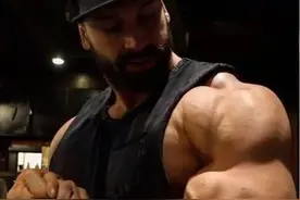 妹子们喜不喜欢这样的肌肉男图片