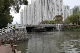 看！500吨大铁船被卡姜堰人民桥下！图片