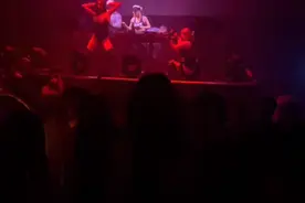 王思聪被曝花1.2亿打造国内一流酒吧，开业现场曝光辣妹蹦迪热舞图片