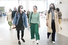 大小s不愧是姐妹，出门也要穿同款牛仔外套，审美高低对比太明显图片