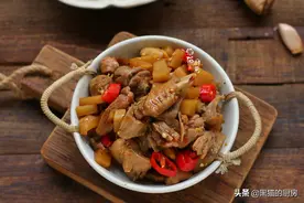 听名字就想流口水的酸笋焖鸭，广东人的做法，不腥也不腻，特下饭图片