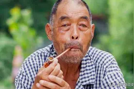 老人上交传家宝索要800万，专家称最多奖1万，回到家拿去拍卖图片