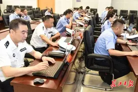 路边停车算违停吗？武汉市公安交管局：这样停不处罚图片