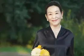 这才是50岁女人最美的秋季打扮：“真丝衫+小脚裤”，优雅更精致图片