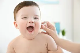 孩子老是挠耳朵，新手妈妈可以这么做！图片