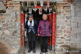 101岁奶奶，伺候99岁丈夫，夫妻相伴84年，至今还一起逛街图片
