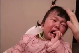 女童不愿自己吃饭，大哭大闹全家头疼，为纠正恶习制定半月计划图片