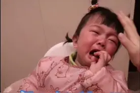 女童不愿自己吃饭，大哭大闹全家头疼，为纠正恶习制定半月计划图片