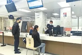 记者探访武汉三镇公安办证窗口头天网上预约,次日现场办好图片
