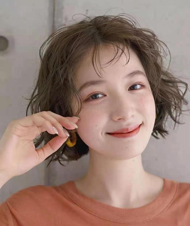 脸大脸圆适合什么发型？四个实用的瘦脸发型，时尚洋气又显脸小
