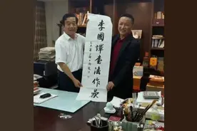 艺术家发明“拼音书法”，古人不认识，现代人看不懂图片