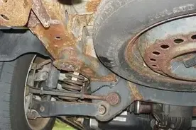 你的车可能已经开始生锈了！车主要学会这3招，防止车身生锈图片