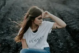 女到中年，有的男人撩你，是“劫”，要躲开图片