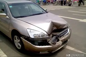 撞车后，不要傻里傻气的！图片