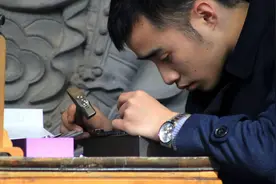 公司花2万请来技师，修好设备老板只给5千，维修师：你别后悔图片