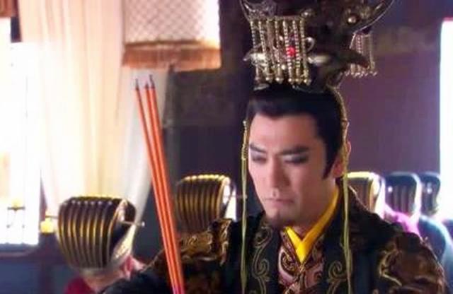 因为神仙要历劫天庭要挑选干部，于是，他们联合起来灭了一个王朝