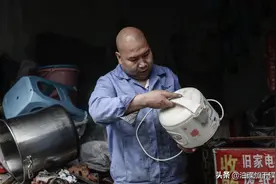 儿子患尿毒症父亲拾荒救儿 父亲回报社会献血却查出重病倒下图片