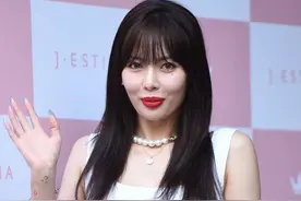 金泫雅的时尚看不懂，背心裁短一截不稀奇，穿2条牛仔裤几个意思图片