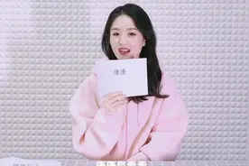 辣妈赵丽颖真会穿！粉色卫衣美回18岁少女，真是逆龄生长图片