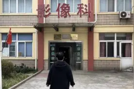 胸透检查时，男医生要求女患者脱光上衣，到底是治病还是性侵？图片