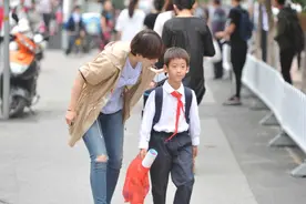 “课后延迟”方案，家长们接孩子到了天黑以后，老师也表示无奈图片